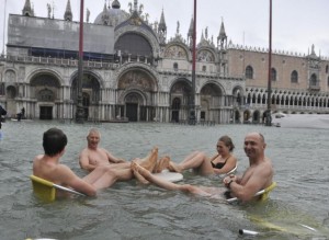 bagno-di-turisti-a-venezia